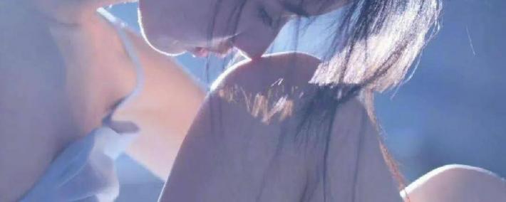 陈都灵大胆尝试御姐性感妩媚风格，浑身上下散发着成熟与热辣