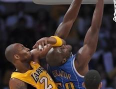 夸梅·布朗：如果碰科比一下，可能被(bèi)他肘击到牙痛！