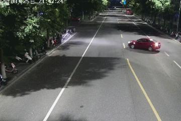 去年是红裙子，今年是黑裙子，又是她！