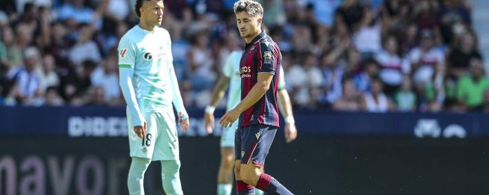 2-2，23岁巴萨旧将阿布德发威，贝蒂斯连扳2球，81分钟绝平莱万特