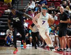 夏洛特黄蜂靠稳定表现的侧翼新秀(xiù)拿下夏联FMVP