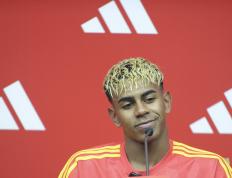 西班牙队取消征召亞(yà)马尔 巴萨“先斩后奏”惹争议