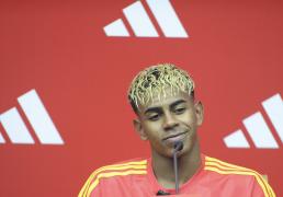 西班牙队取消征召亞(yà)马尔 巴萨“先斩后奏”惹争议