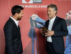 领取巴萨队史最受喜爱球员奖，梅西：巴塞罗那是我的家