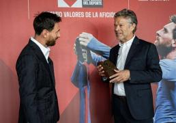 领取巴萨队史最受喜爱球员奖，梅西：巴塞罗那是我的家