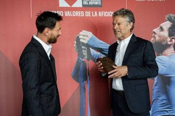 领取巴萨队史最受喜爱球员奖，梅西：巴塞罗那是我的家