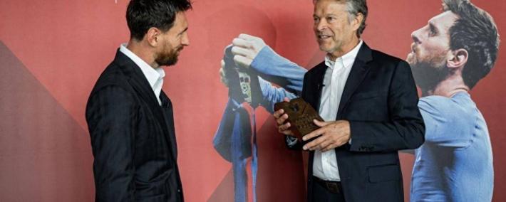 领取巴萨队史最受喜爱球员奖，梅西：巴塞罗那是我的家