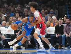 俄克拉荷马城(chéng)雷霆主场迎战金州(zhōu)勇士，冲击五连胜