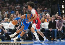 俄克拉荷马城(chéng)雷霆主场迎战金州(zhōu)勇士，冲击五连胜