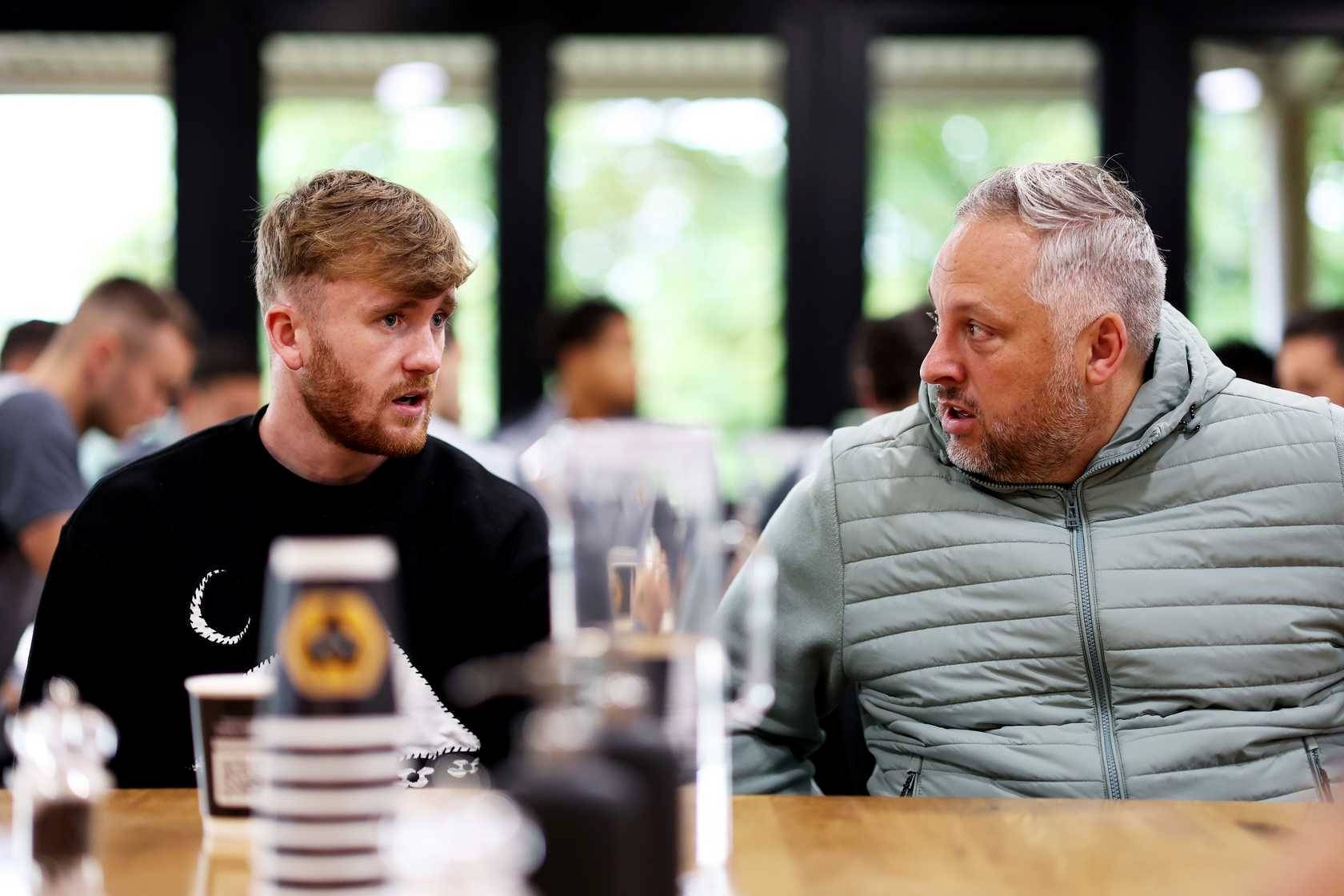 BBC:水(shuǐ)晶宫会面前狼队躰(tǐ)育(yù)縂(zǒng)监霍布斯,他看了对水(shuǐ)晶宫vs切尔西