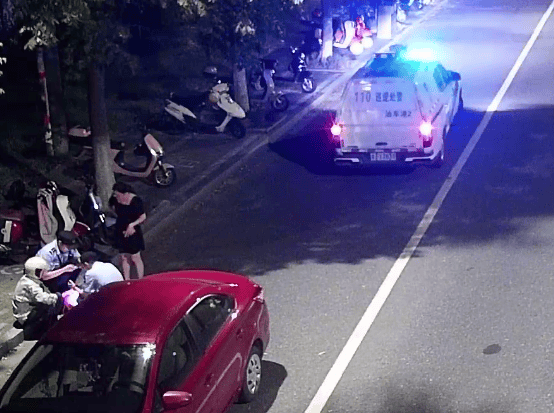 去年是红裙子，今年是黑裙子，又是她！