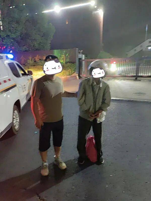 去年是红裙子，今年是黑裙子，又是她！