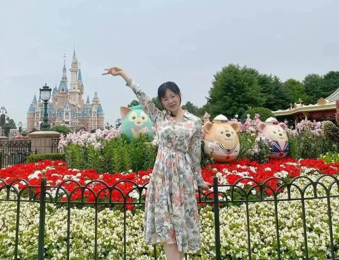 去年是红裙子，今年是黑裙子，又是她！