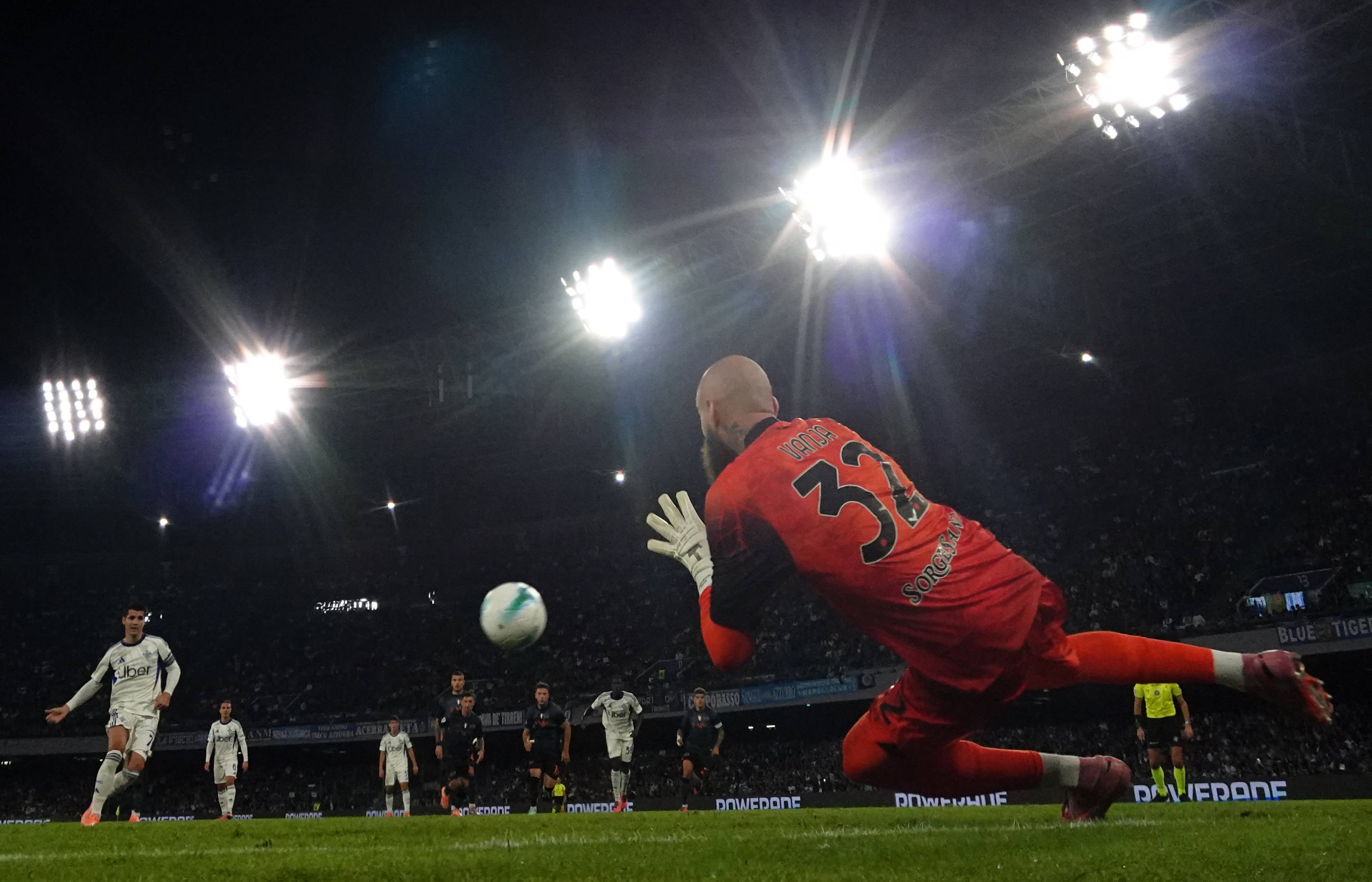 （体育）足球——意甲：那不勒斯平科莫