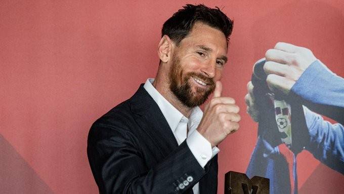 领取巴萨队史最受喜爱球员奖,梅西:巴塞罗那是我的家