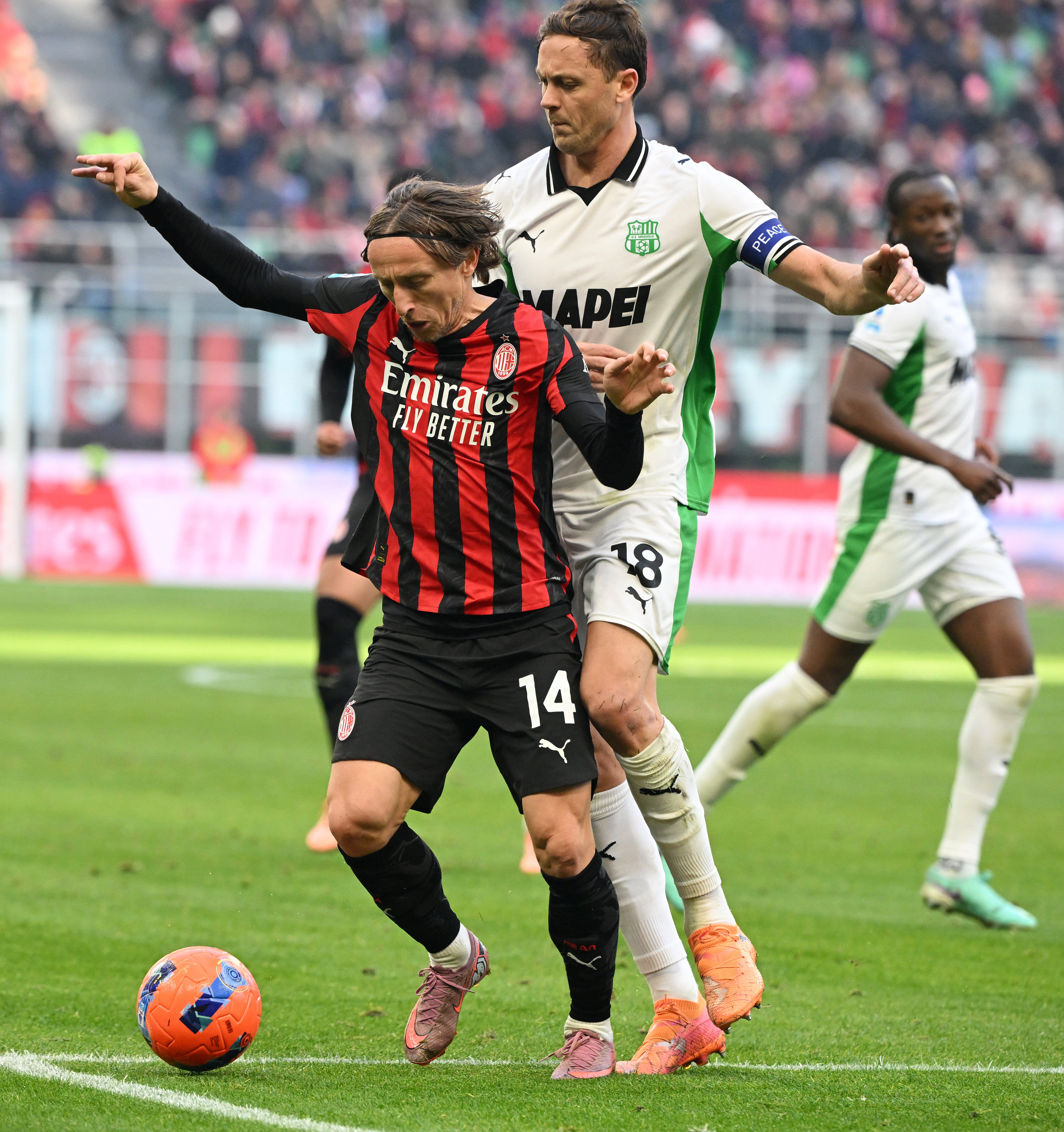 （躰(tǐ)育）足球——意(yì)甲：AC米兰平萨索洛