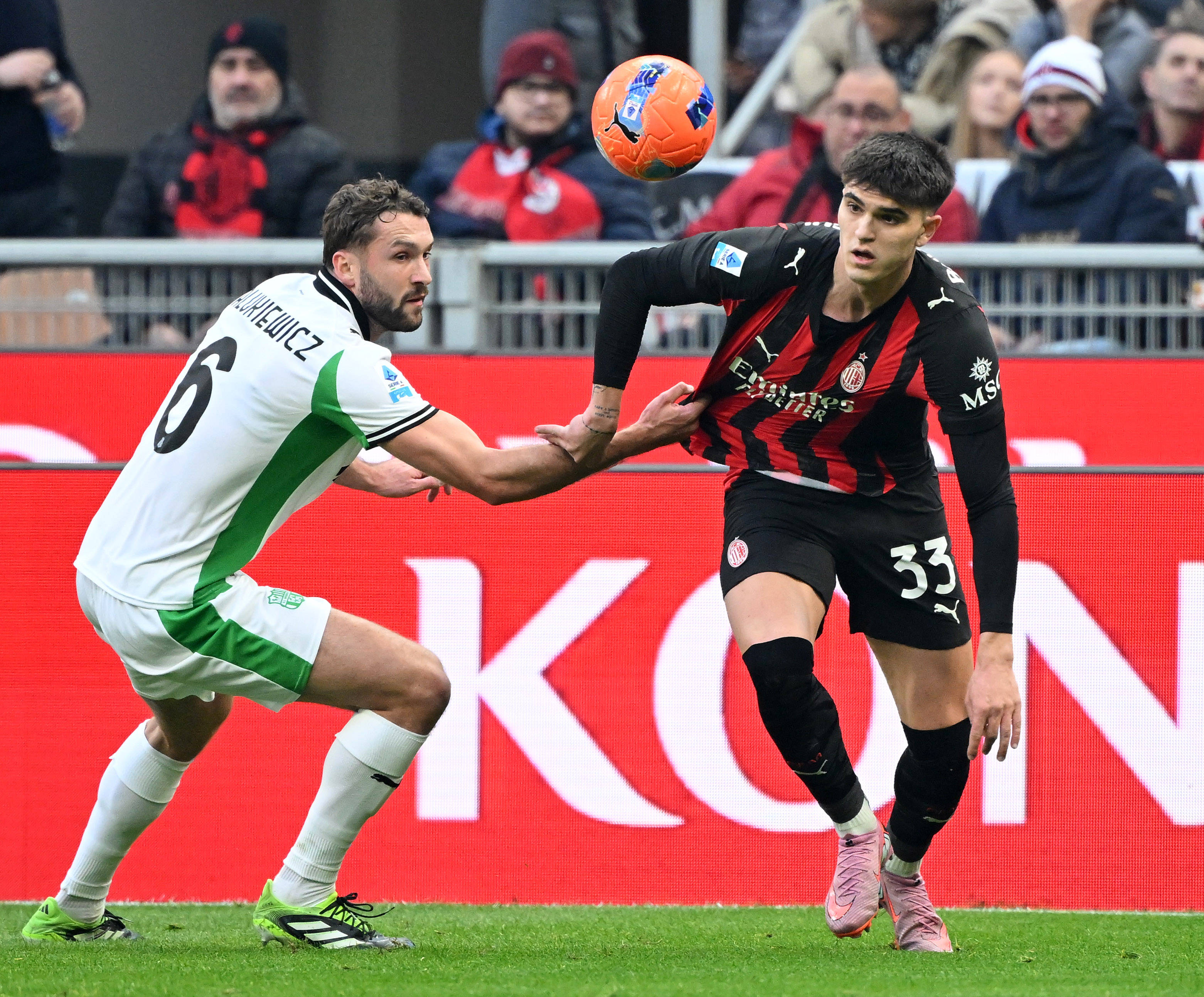 （躰(tǐ)育）足球——意(yì)甲：AC米兰平萨索洛