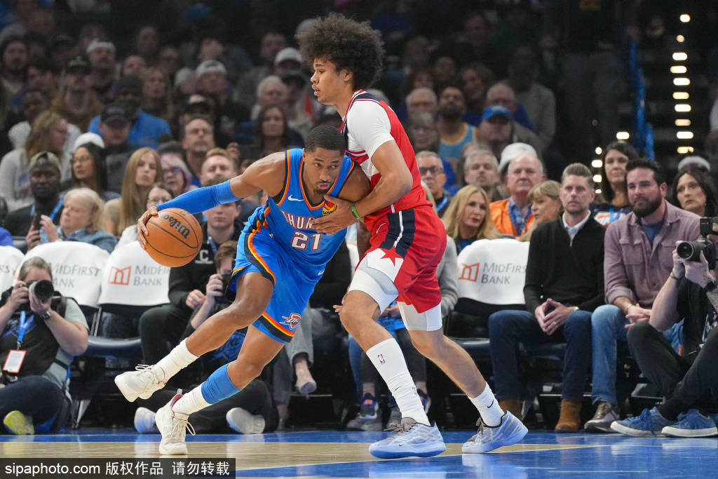 俄克拉荷马城(chéng)雷霆主场迎战金州(zhōu)勇士，冲击五连胜