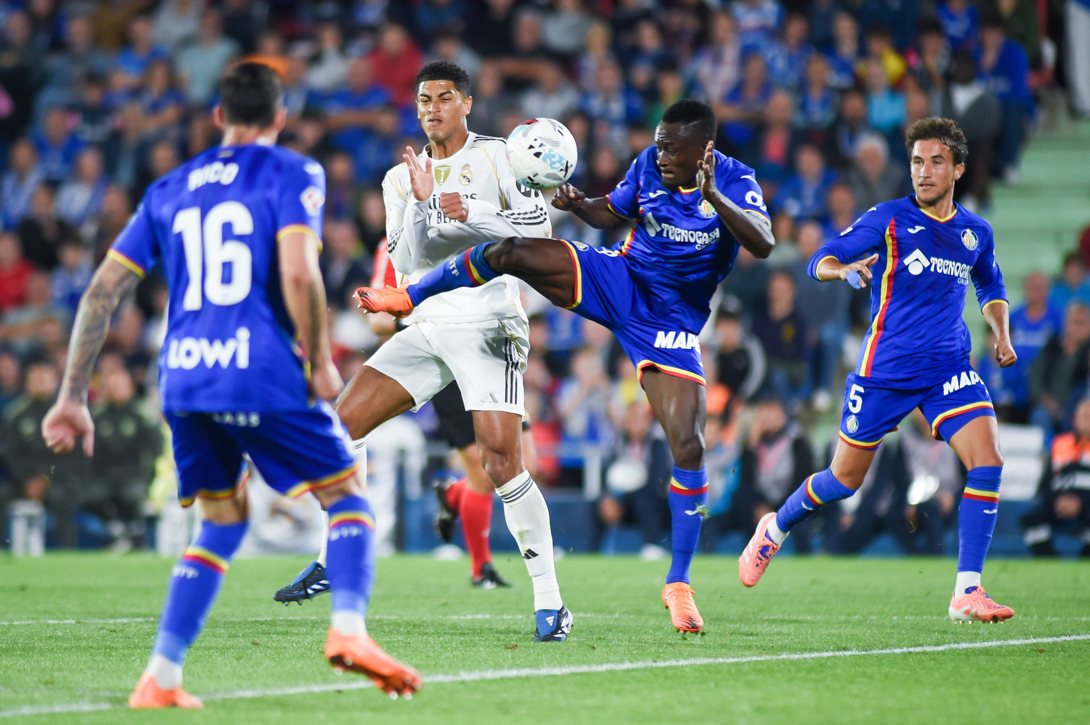 （体育）足球——西甲：皇家马德里胜赫塔菲