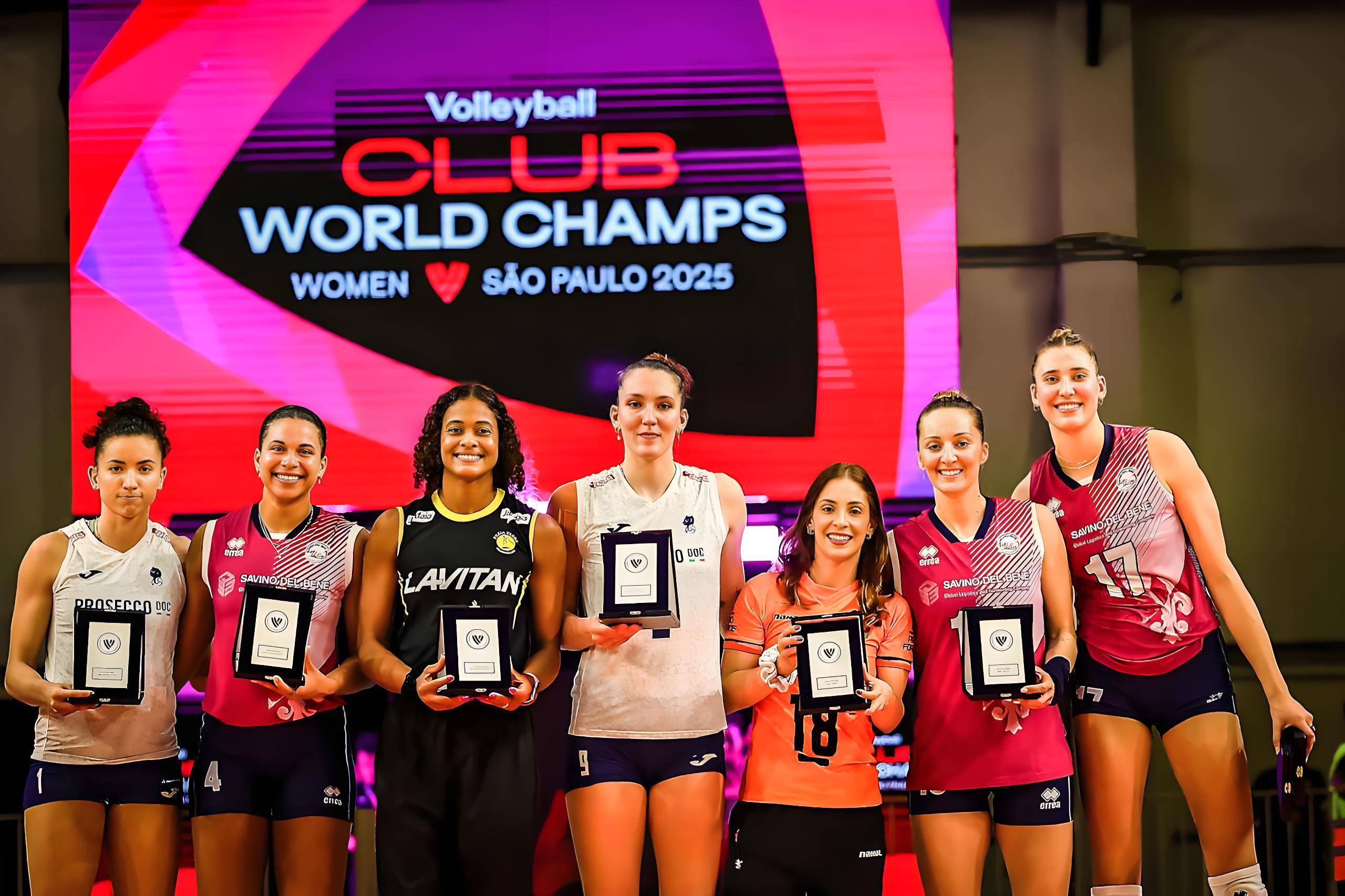 MVP安特罗波娃！世俱杯卫冕冠军科内利亚诺1:3不敌斯坎迪奇鸡飞蛋打~